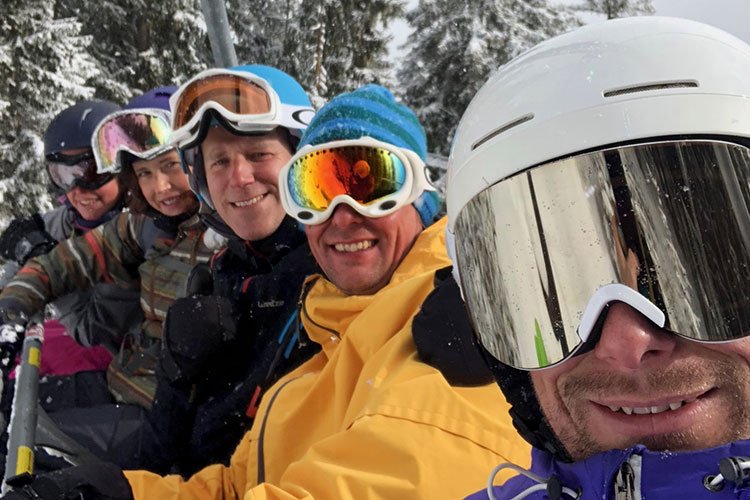 over-ons-2 ski-coach in de skilift